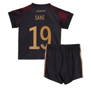 Tyskland Leroy Sane #19 Replika Babytøj Udebanesæt Børn VM 2022 Kortærmet (+ Korte bukser)